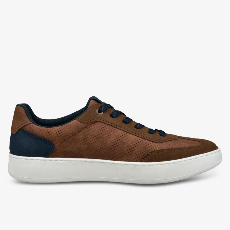 Brauner sportlicher Schuh mit glattem Leder, bequemer Schnitt und weißer leichter Sohle, seitliche Ansicht