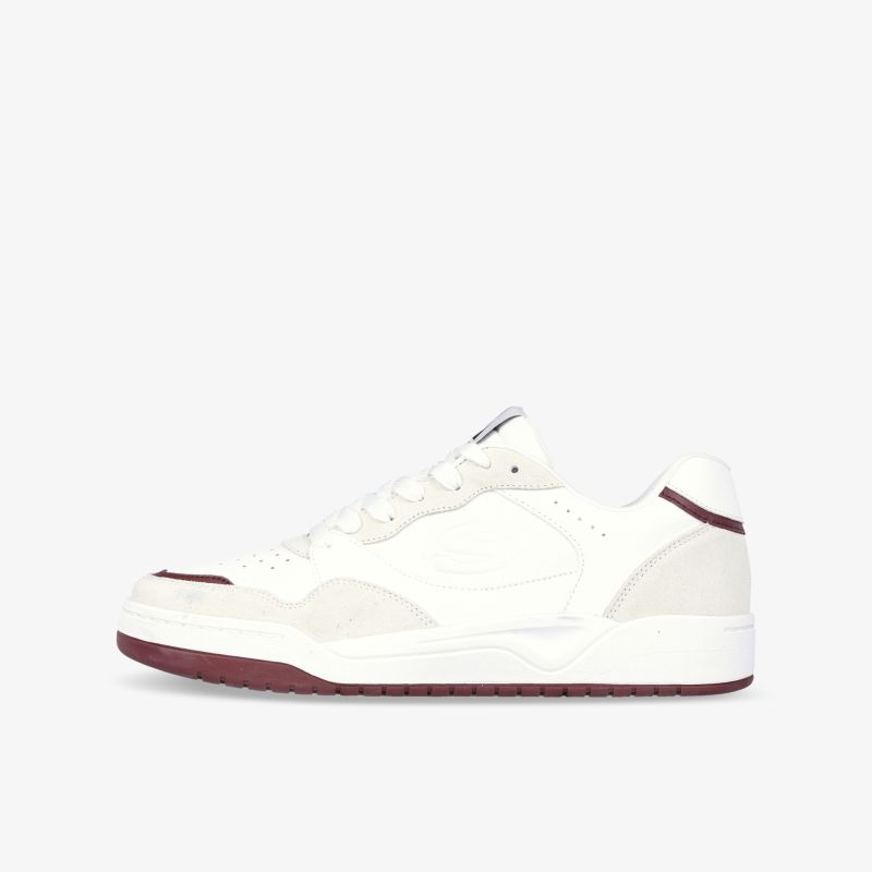 Stylische weiße Sneakers mit burgunderroten Akzenten und robuster Sohle für sportlichen Komfort und zeitlosen Stil.