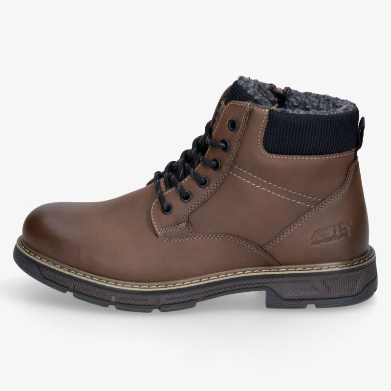 Robuster brauner Lederstiefel mit warmem Innenfutter, stabiler Schnürung und rutschfester Sohle, seitliche Ansicht