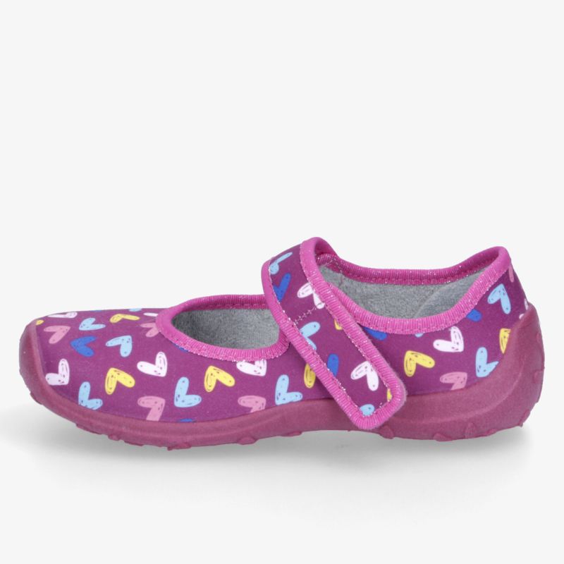 Pinkfarbener Schuh mit buntem Herzchenmuster, praktischem Klettverschluss und flexiblem Design in seitlicher Ansicht