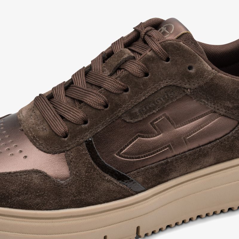 Brauner Wildlederschuh mit Schnürung und robuster, rutschfester Sohle, sportlich und komfortabel