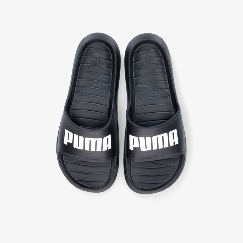 Elegante schwarze Badeschlappen mit auffälligem weißen Logo-Design, bieten Komfort und Stil für den täglichen Gebrauch.