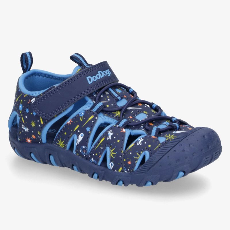 blauer Sportschuh mit robuster Sohle, atmungsaktivem Material und verstellbarem Klettverschluss für optimale Passform