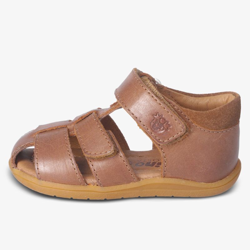 Seitenansicht braune Kindersandale mit Klettverschluss und flexibler Sohle aus weichem Leder