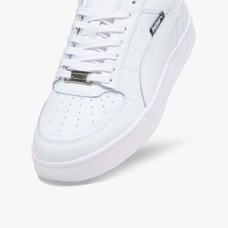 Stylischer weißer Sneaker mit perforierter Zehenkappe und metallischen Details für optimalen Komfort.