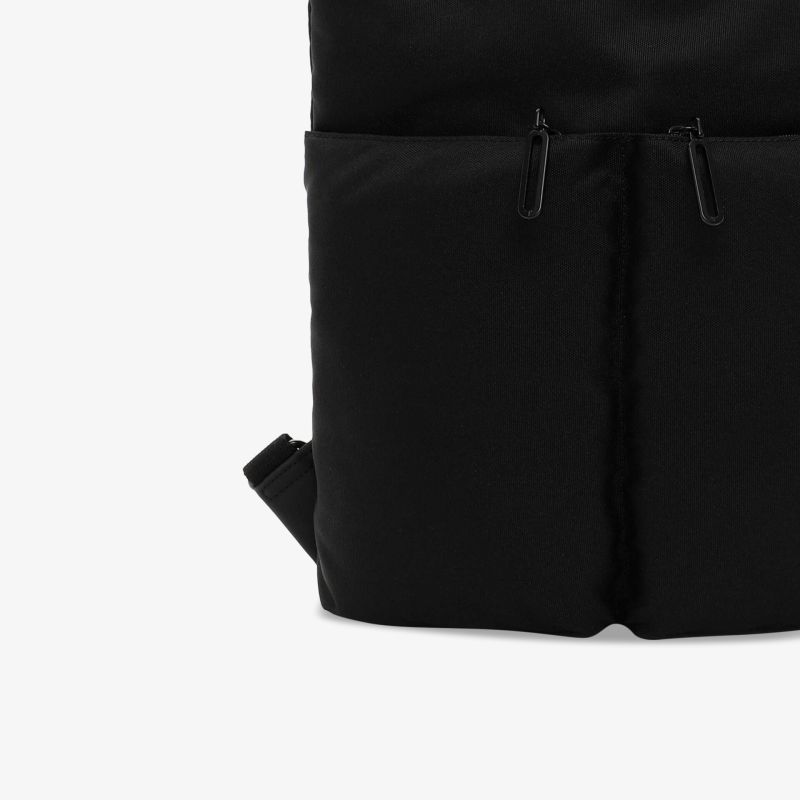 Schwarzer Rucksack mit robustem Reißverschluss und praktischen Fächern für sicheren Stauraum