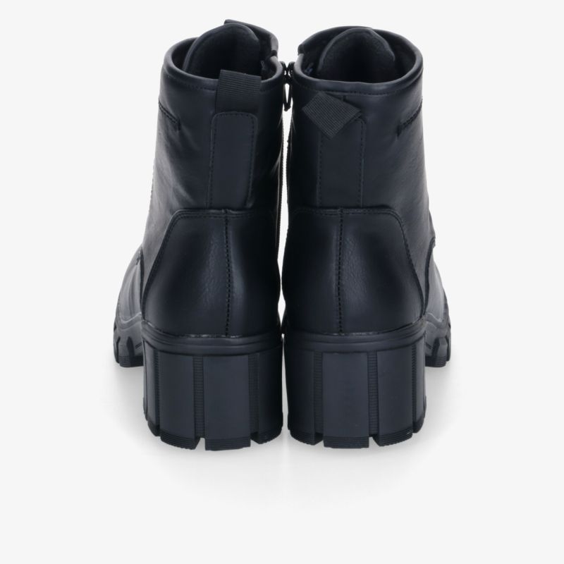 Robuster Schuh mit hohem Schaft und praktischen Reißverschluss sowie markanter Plateau-Sohle für Komfort