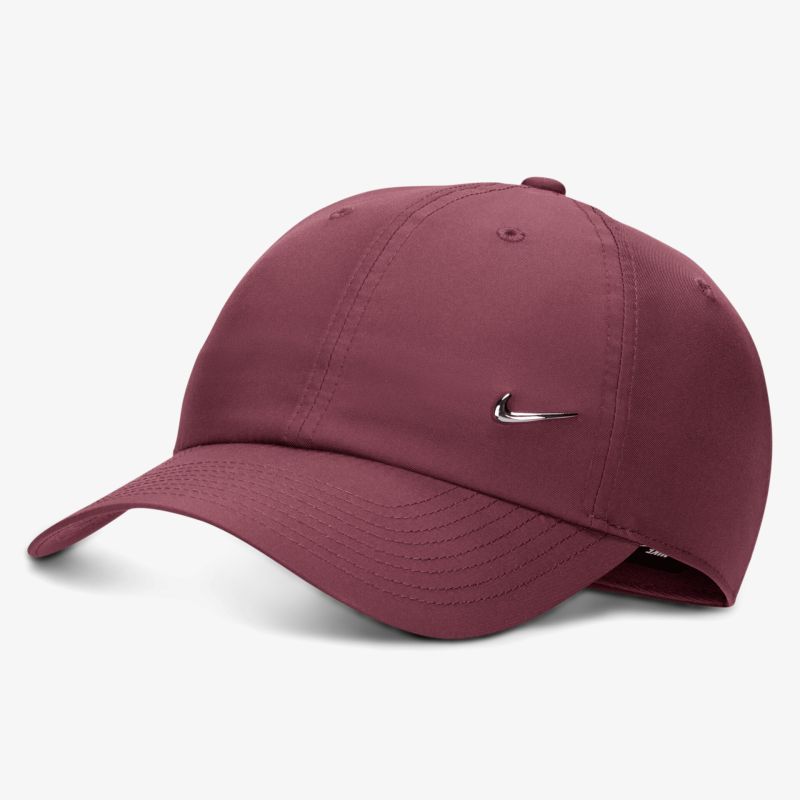 Dunkelrote Baseballcap mit kleinem silbernen Logo, verstellbar und leicht für sportlichen Komfort