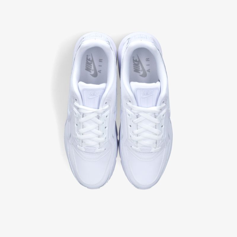 Klassische weiße Sneakers, ideal für jeden Tag, mit komfortabler Passform und schlichtem Design aus der Vogelperspektive.