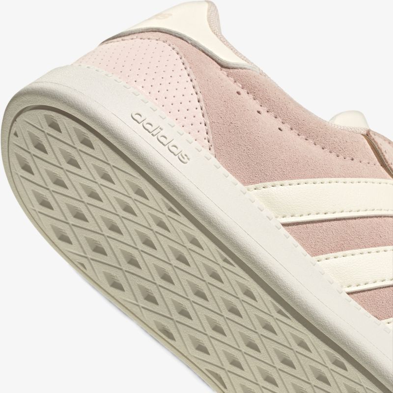 Bequemer Adidas Sneaker mit robustem, griffigem Sohlenprofil und hochwertigem Obermaterial im Detail