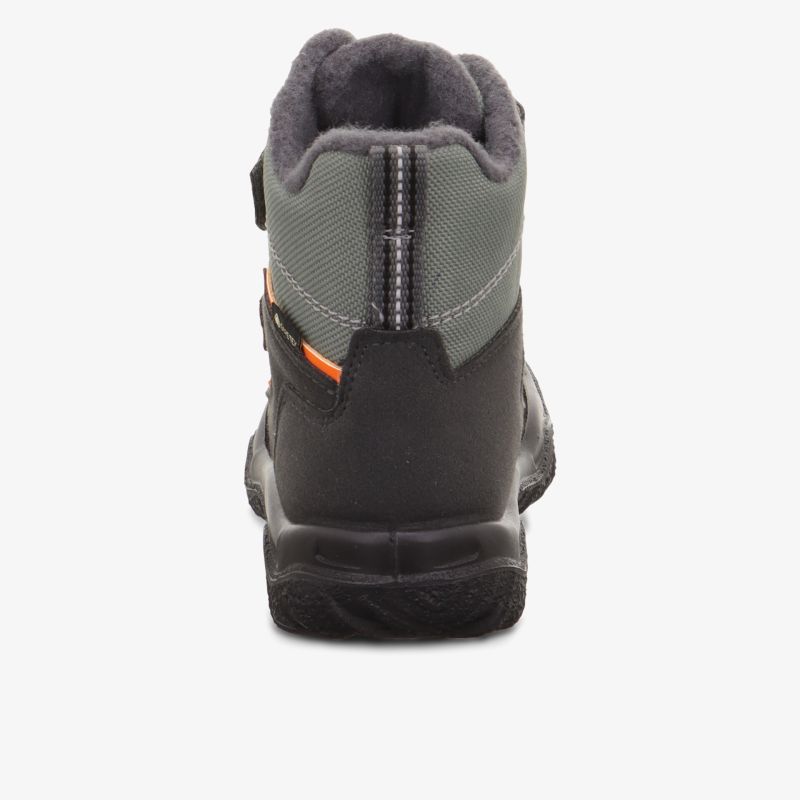 Robuster Schuh mit gepolstertem Futter und rutschfester Sohle, Rückansicht des Schuhs
