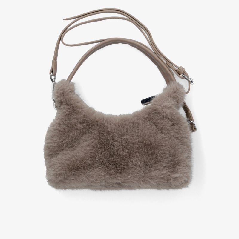 Flauschige braune Handtasche mit weich wirkendem Material und verstellbarem Schulterriemen, modisch und komfortabel