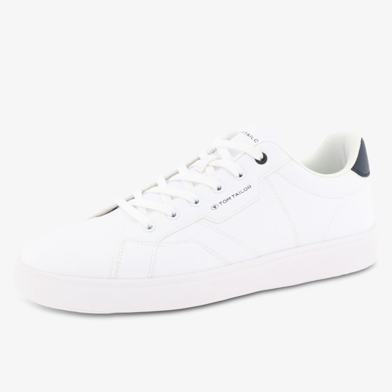 Moderner weißer Sneaker mit leichter Sohle und sportivem Design für bequemen Tragekomfort