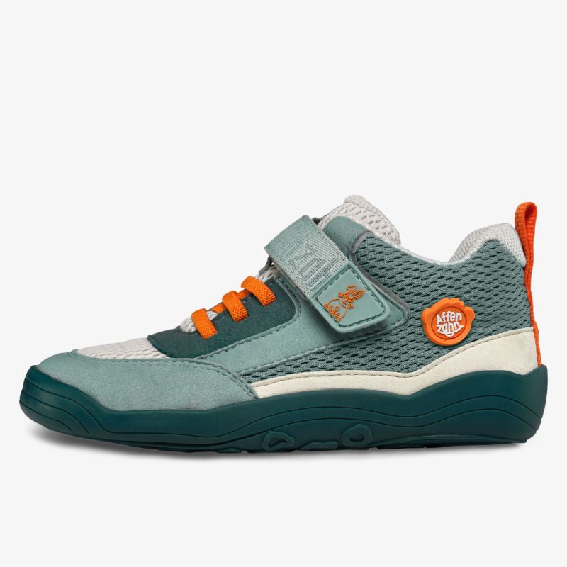 Bequemer Sneaker mit Klettverschluss und atmungsaktivem Material, rutschfeste Sohle und farbigem Akzent