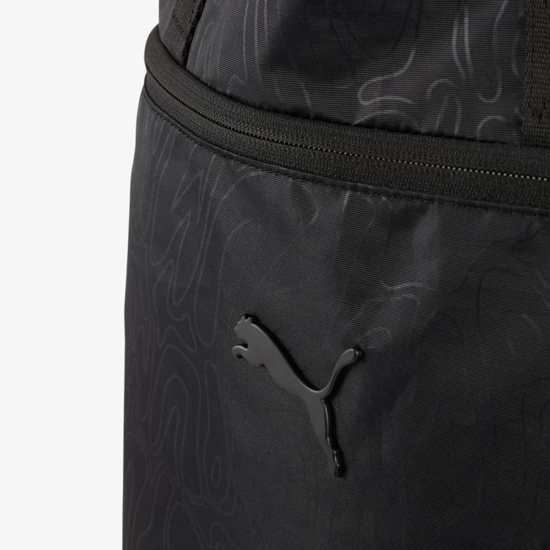 Detailaufnahme eines schwarzen Puma Rucksacks mit klarem Reißverschluss und robustem Material