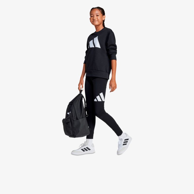 Sportliches Outfit mit bequemem Sweatshirt, eng anliegenden Leggings und trendigen Sportschuhen, inklusive stylischem Rucksack