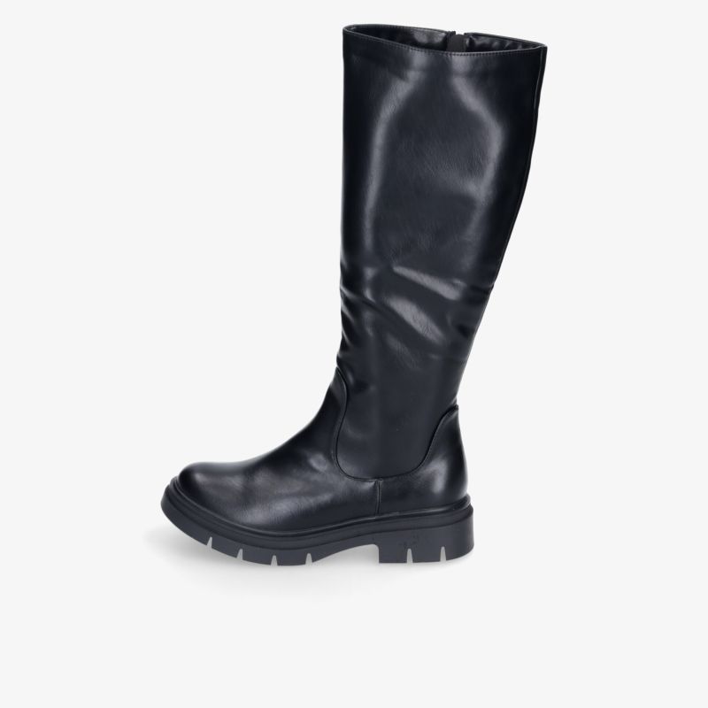Schwarzer hoher Stiefel aus glänzendem Material mit markanter Profilsohle und robustem Design in seitlicher Ansicht