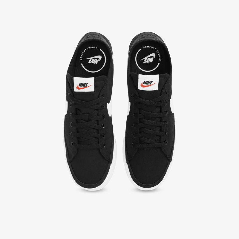 Top-Down Sicht auf ein Paar schwarze Nike Sneaker mit Schnürsenkeln und klassischem Design