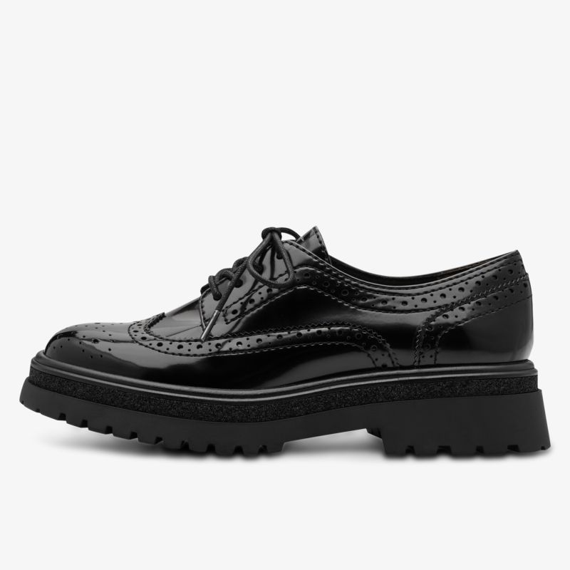Schwarzer eleganter Lederschuh mit Brogue-Details und robuster Profilsohle seitlich dargestellt