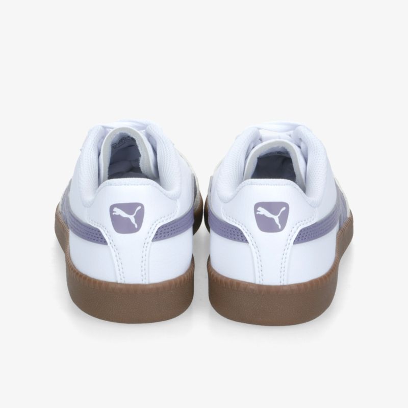 Rückansicht von weißen Sneakern mit brauner Gummisohle und Puma Logo für sportlichen Komfort und klassisches Design