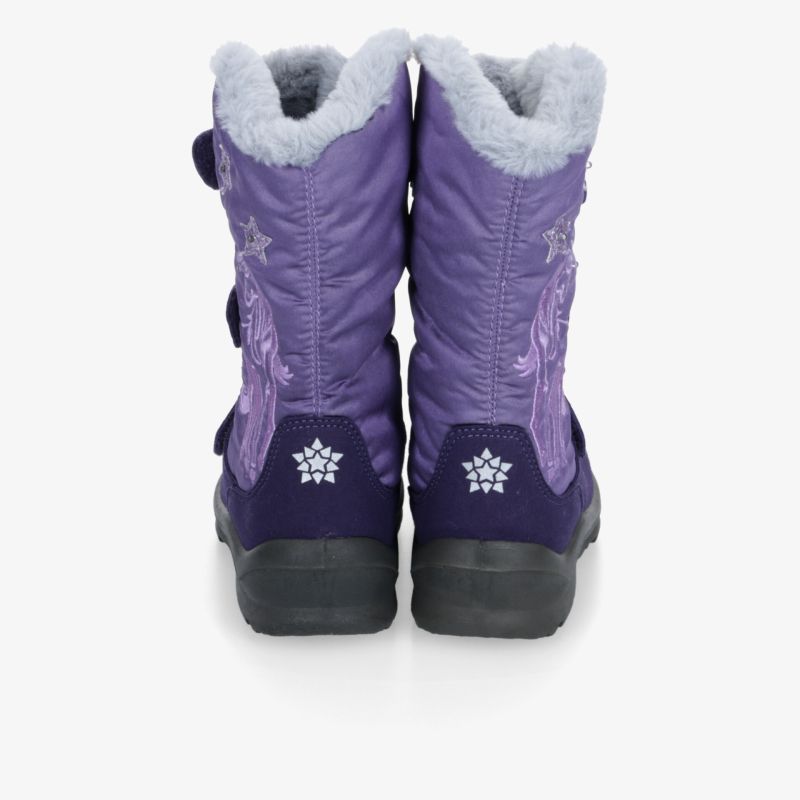Paar lila Winterstiefel in Rückansicht mit weichem Futter, dekorativem Schneeflockenmotiv und robuster Profilsohle