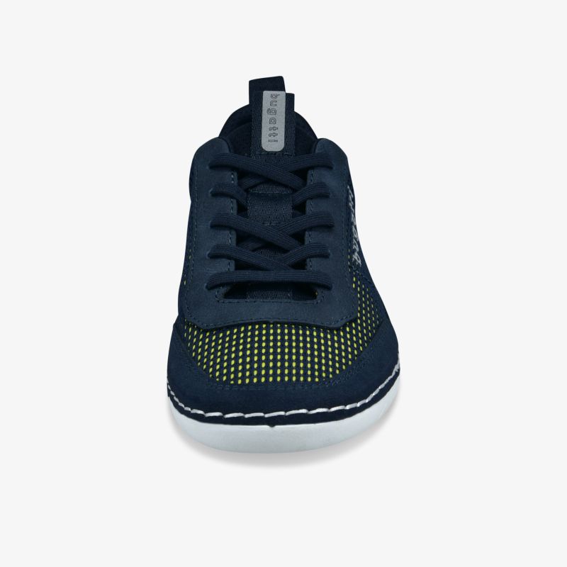 Frontansicht eines sportlichen blauen Schuhs mit atmungsaktivem Material und rutschfester Sohle
