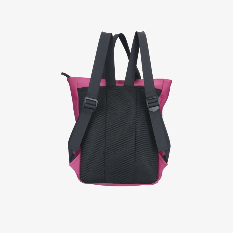 Robuster Rucksack mit gepolsterten und verstellbaren Trageriemen in klarer Rückansicht