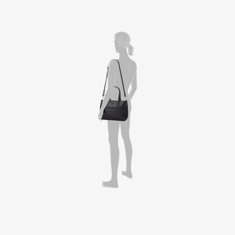 Elegante schwarze Tasche in kompakter Größe, praktisch und stilvoll quer am Körper getragen