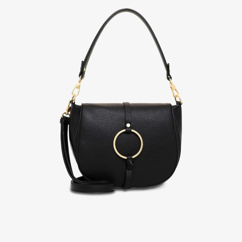 Elegante schwarze Tasche mit strukturierter Oberfläche und auffälliger goldfarbener Ringapplikation, kompakter Schulterriemen