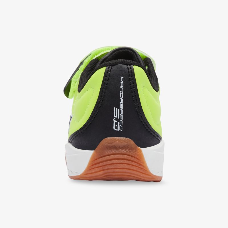 Rückansicht eines modernen Sportschuhs mit farbenfrohem Design und rutschfester Sohle