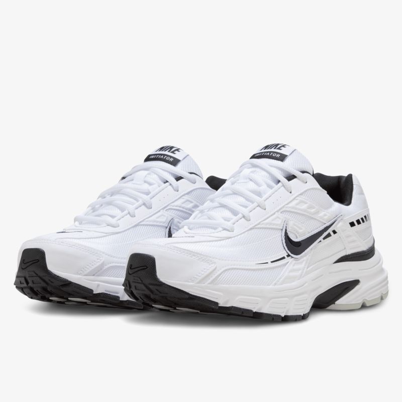 Weiße Sneakers mit schwarzem Detail und dämpfender Sohle, ideal für sportliche Aktivitäten.