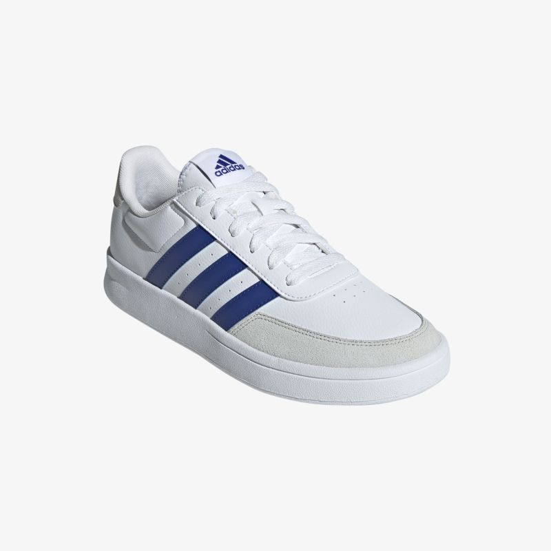 Moderner weißer Sneaker mit blauen Streifen, ideal für sportlichen Stil und hohen Tragekomfort.