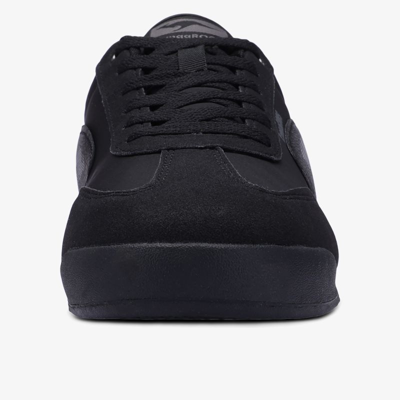 Schwarzer Sneaker mit komfortabler Passform und moderner Schnürung in klarer Frontansicht