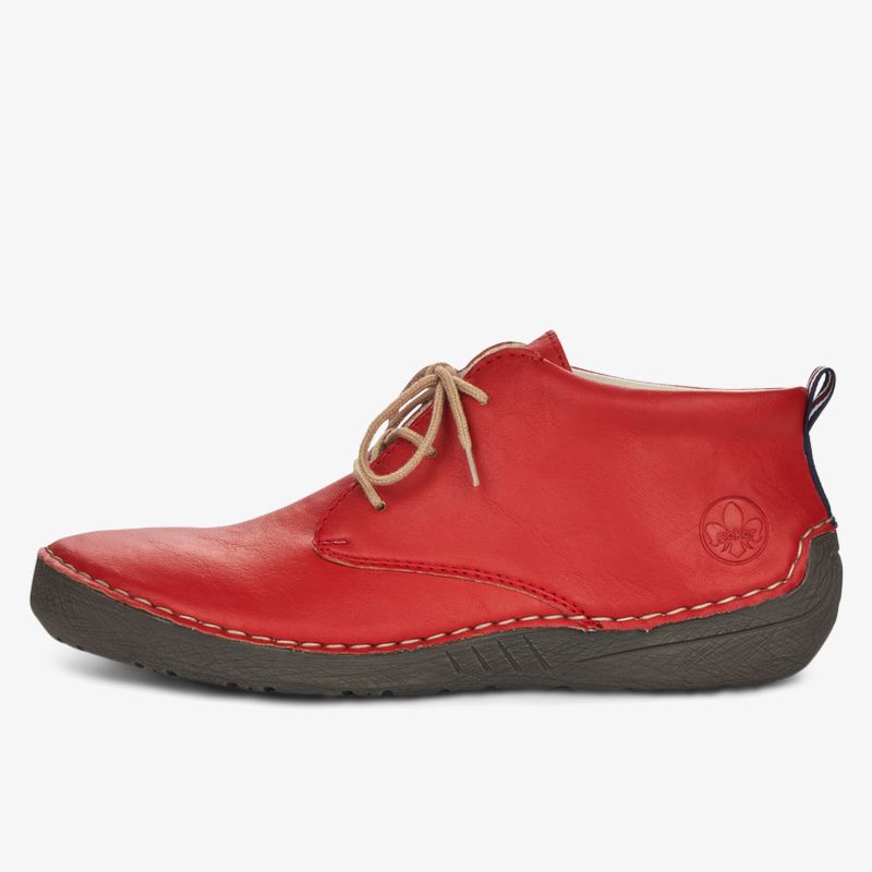 Rote Schuhe aus weichem Leder mit bequemer Passform und handgenähter Naht seitliche Ansicht