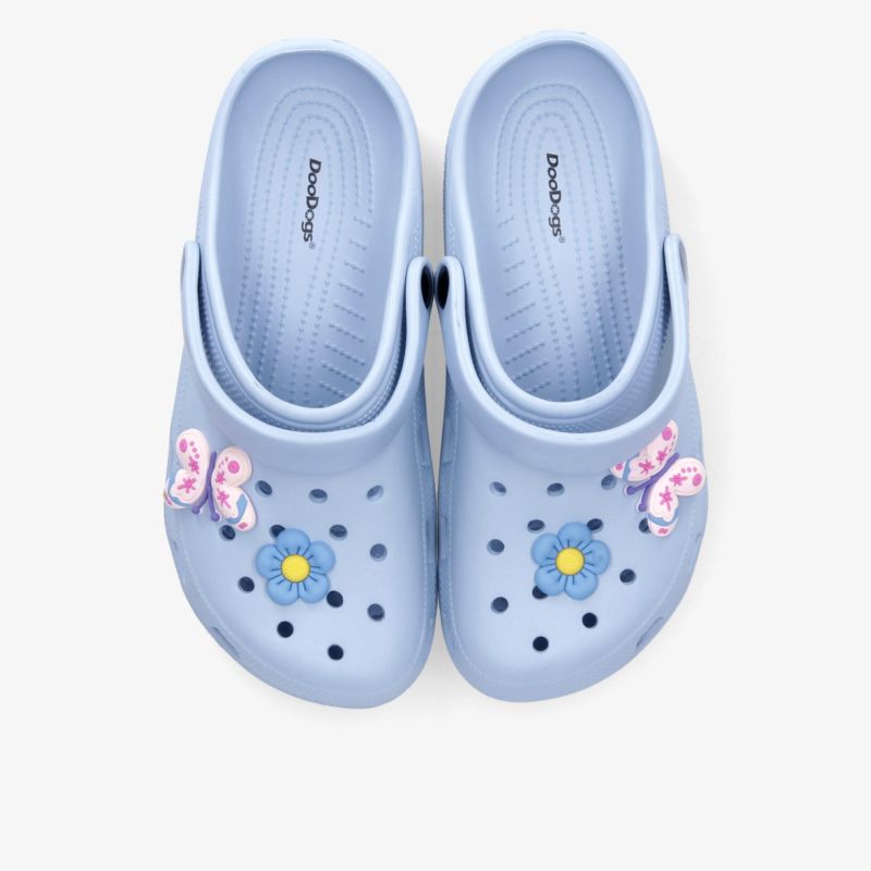 Bequeme blaue Clogs mit dekorativen Blumen und Schmetterlingen, ideal für Alltag und Entspannung