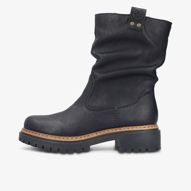 Warmer schwarzer Stiefel mit robustem Blockabsatz und rutschfester Profilsohle, weiches Leder und dekorativem Knopf