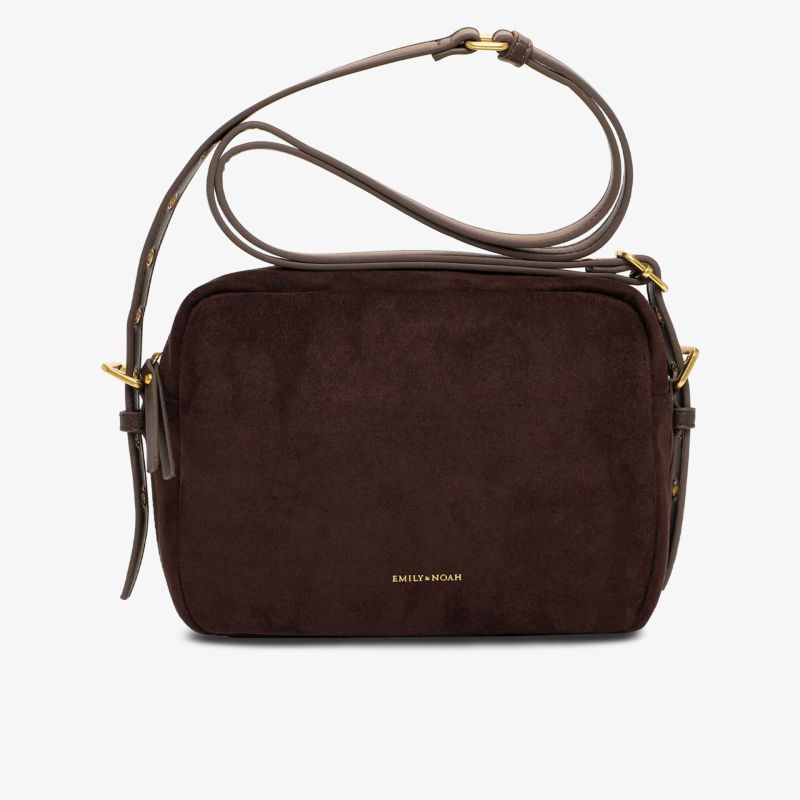 Kompakte braune Wildledertasche mit rechteckiger Form, verstellbarem Schulterriemen und goldenen Akzenten