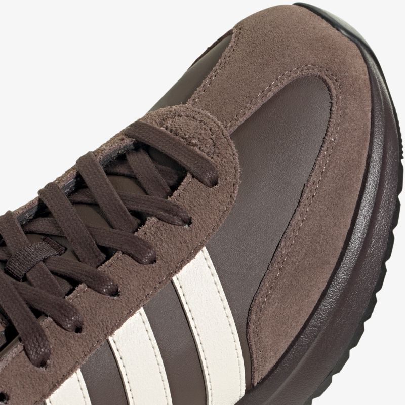 Detailaufnahme dunkelbrauner Sportschuh mit Wildleder und Schnürung, robustes Design, langlebig und bequem