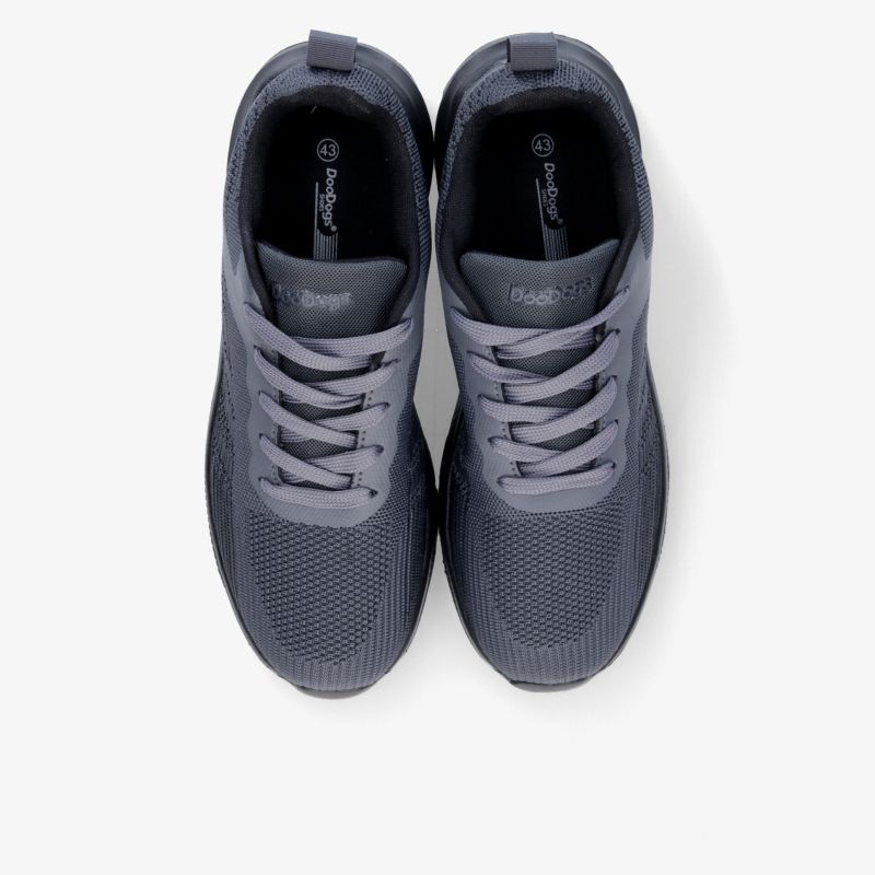 Sportliche graue Sneaker mit atmungsaktivem Mesh, komfortabler Passform und moderner Schnürung aus der Draufsicht
