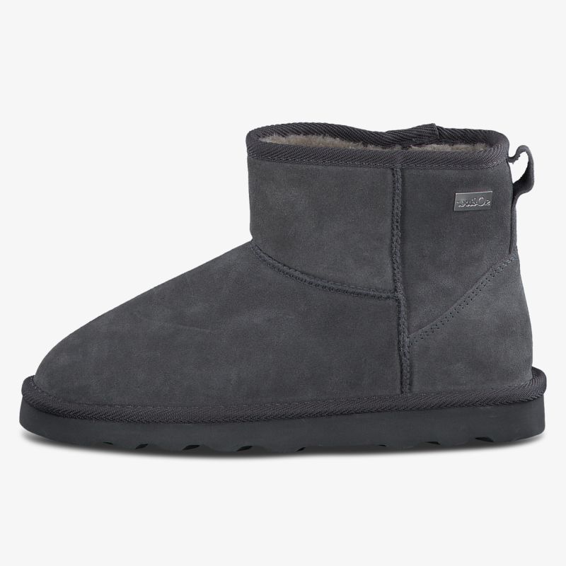 Warmer und komfortabler Stiefel mit robuster Sohle und schlichtem, elegantem Design seitlich gezeigt