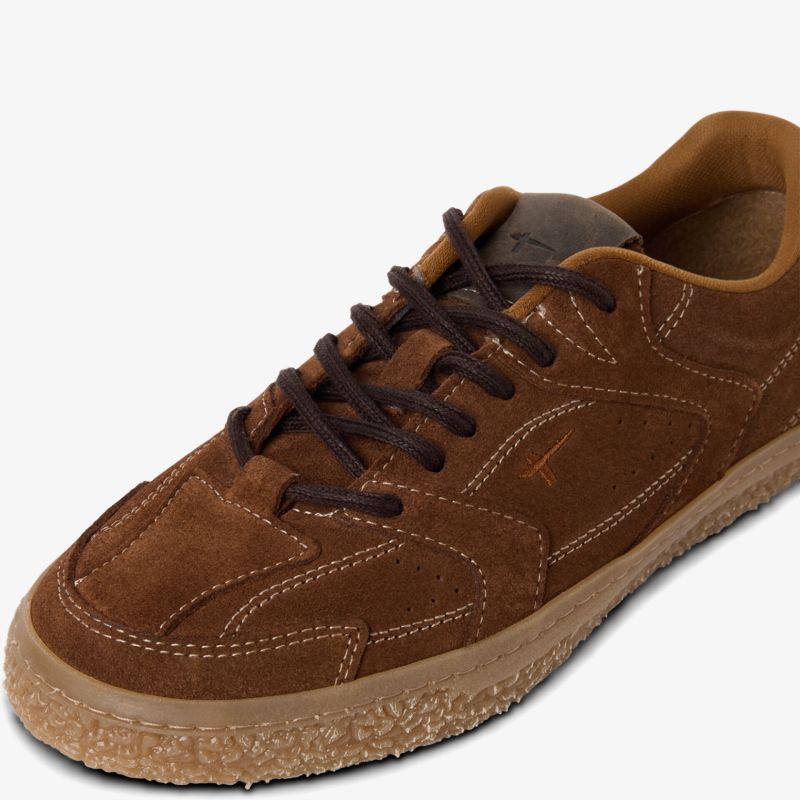 Brauner Veloursleder-Schuh mit komfortabler Schnürung und profilierter Gummisohle für sportlichen Stil