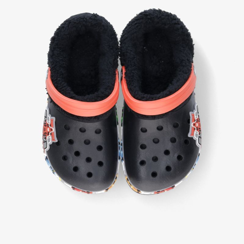 Schwarzes Paar Clogs mit rotem Fersenriemen und weichem Innenfutter, perforierter Oberfläche und dekorativen Details