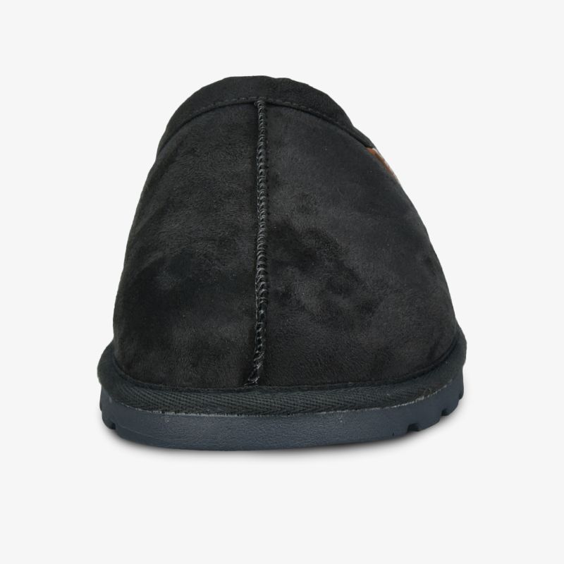 Robuster Schuh in Vorderansicht mit bequemer Passform und rutschfester Sohle, hochwertiges Material sichtbar