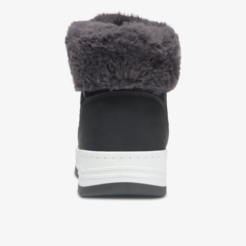 Schwarzer Winterstiefel mit weißer Sohle und weichem Fellbesatz in Rückansicht