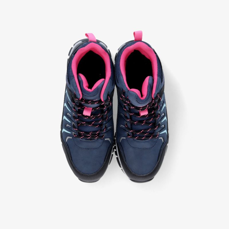 Dunkelblaue Sportschuhe mit pinken Akzenten, gepolstert, leicht und rutschfest in klarer Draufsicht