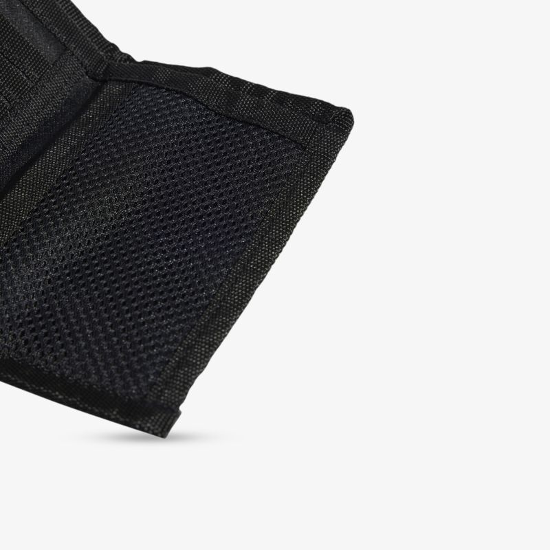 Nahaufnahme eines robusten und stabilen schwarzen Materialteils mit feiner texturierter Oberfläche