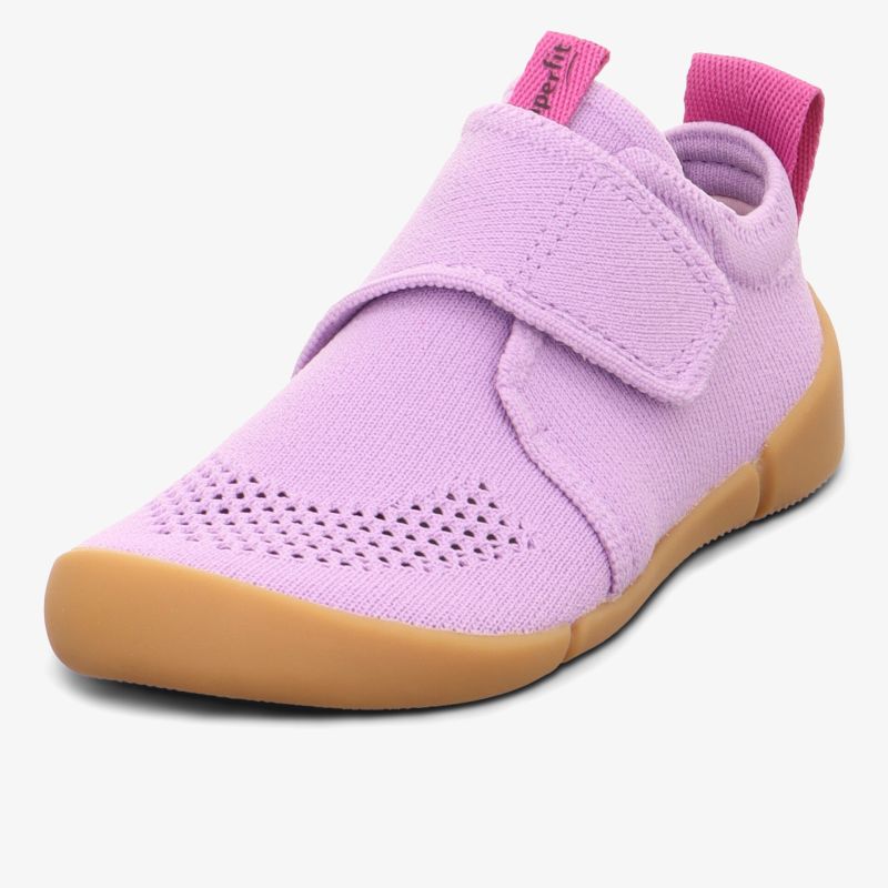Flexibler, atmungsaktiver Schuh in hellem Lila mit rutschfester brauner Sohle und Klettverschluss