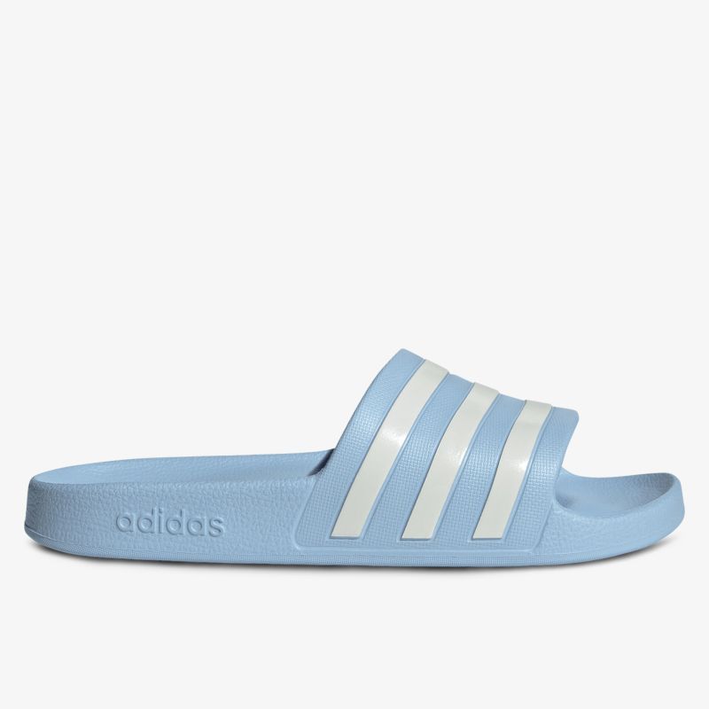 Seitliche Ansicht eines hellblauen Adidas Badeschuhs mit weißen Streifen und komfortablem Design