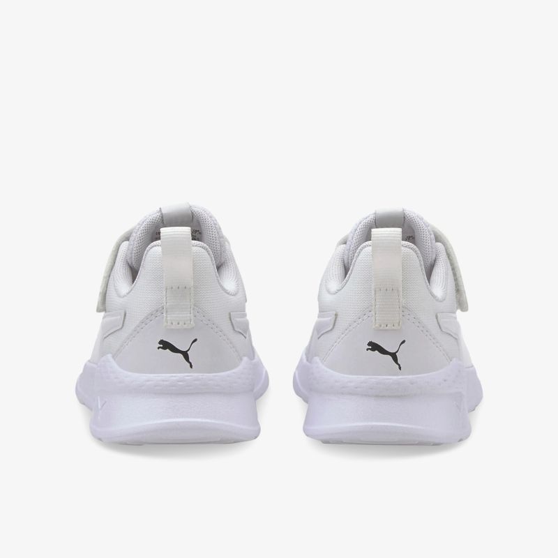 Weißer Sportschuh von hinten mit leicht gepolstertem Design und flexiblem, rutschfestem Profil
