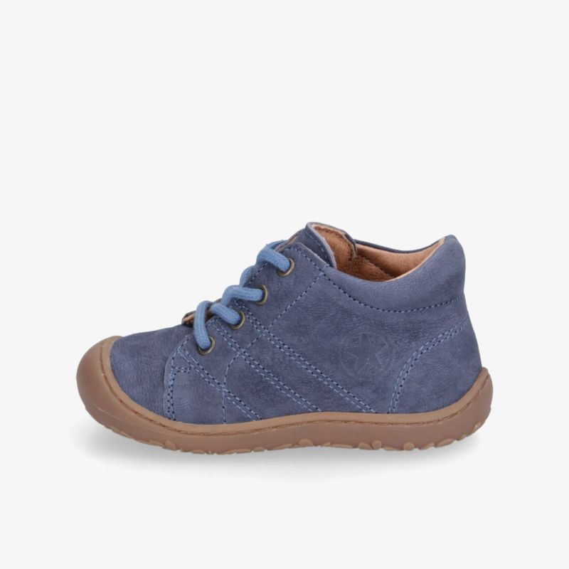 Blauer Schuh mit weicher Sohle und modischem Design für optimalen Komfort und Halt.